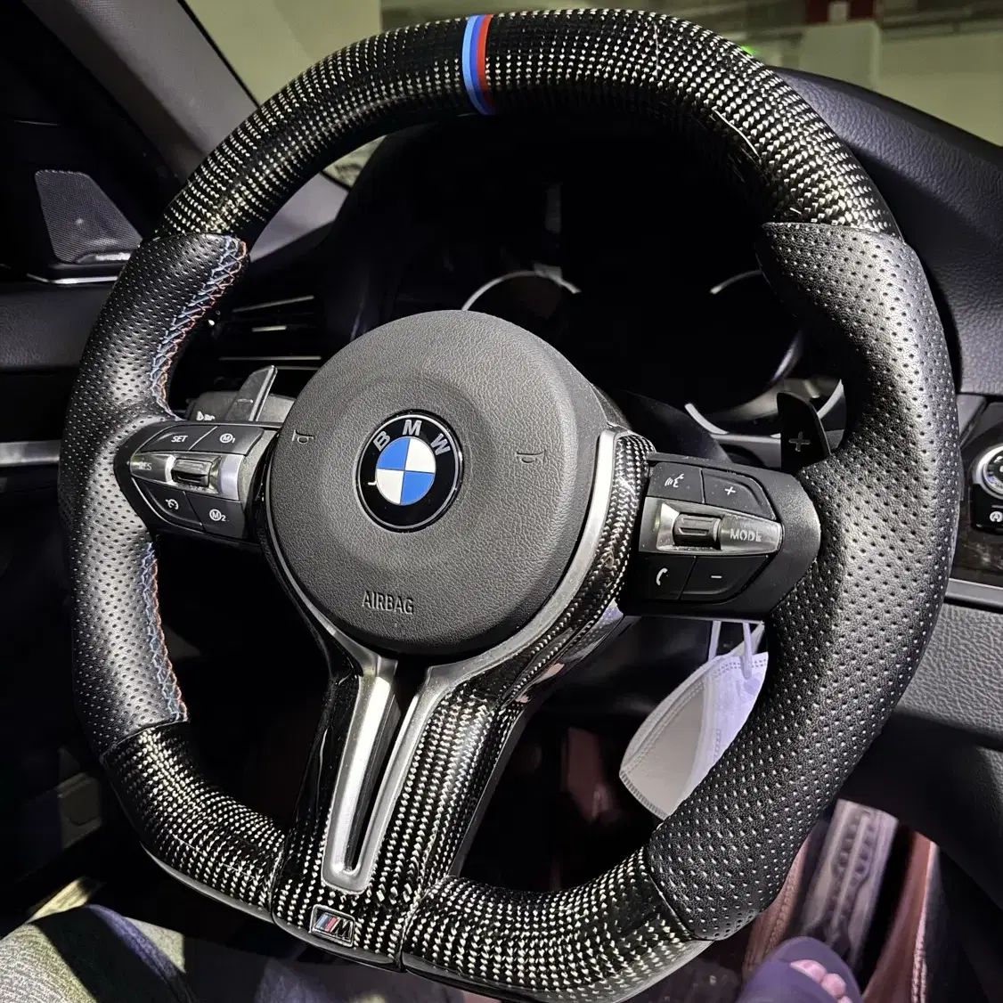 BMW F10 D컷 카본 M핸들(열선있음) 팝니다.