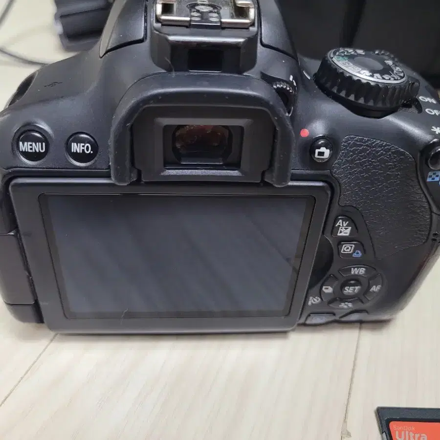 캐논 EOS 650D 카메라와 50mm f1.8 단렌즈 세트