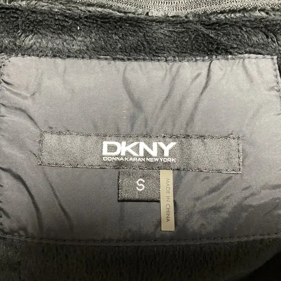 DKNY 여성 덕 다운 패딩 저렴하게 올려요~