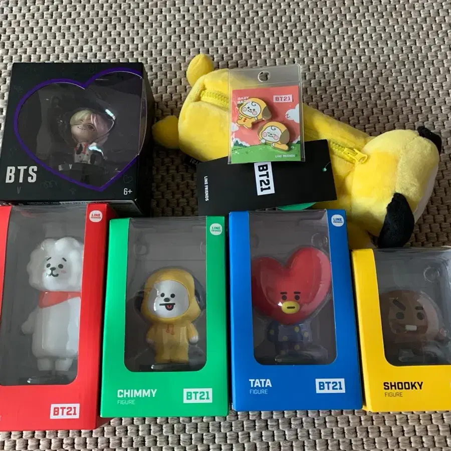 BT21 피규어(M size) +뱃지+필통(치미)+마텔 미니돌 뷔