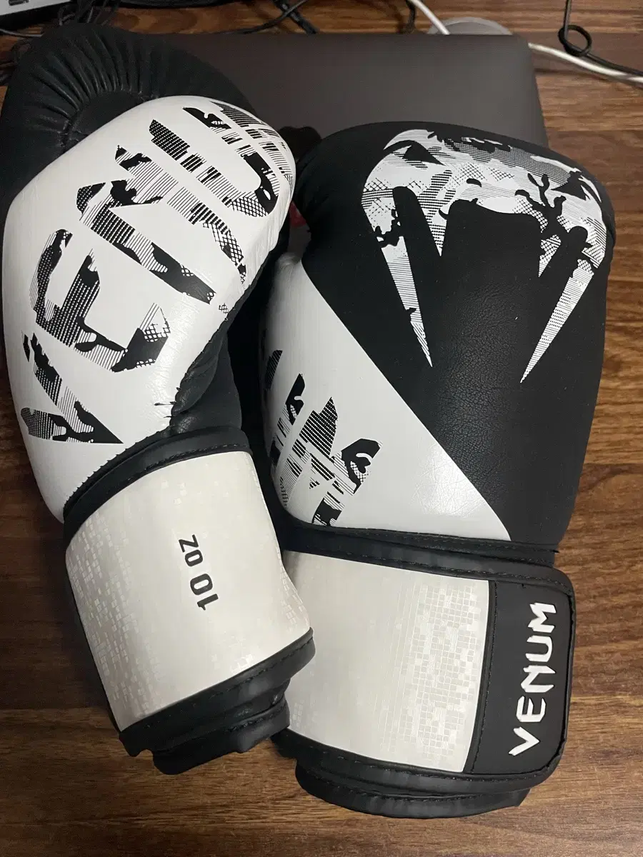 Venom Legacy Glove 10z