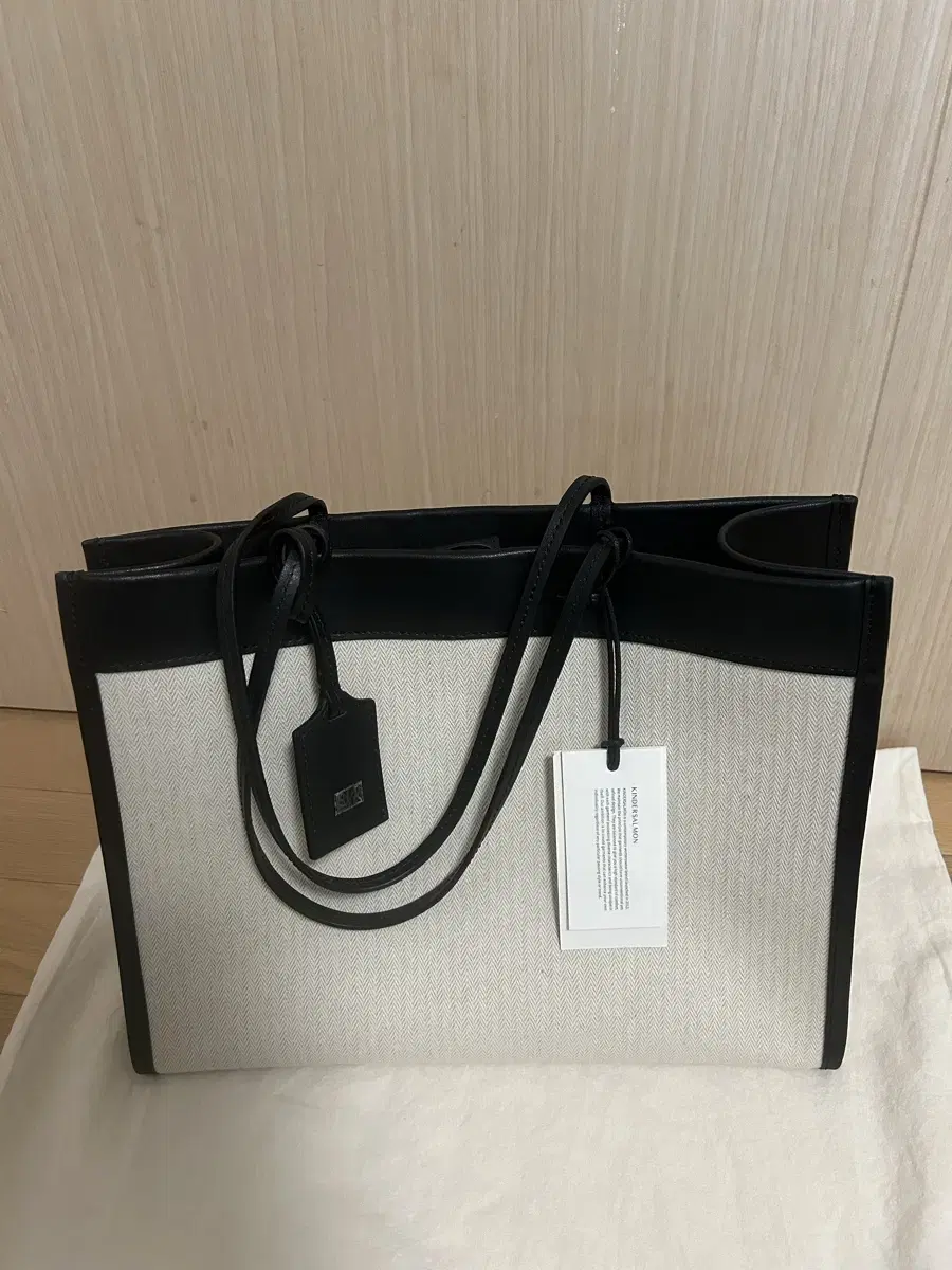 킨더살몬 가방 백 Medium Square Canvas Tote Ecru