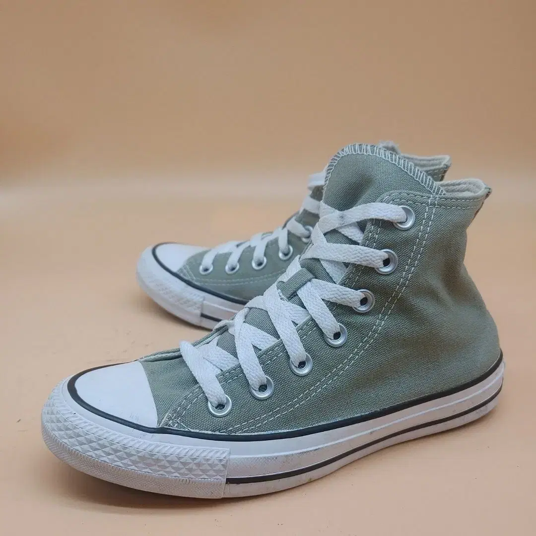 CONVERSE Chuck Taylor All Star Women's High-Top 230.