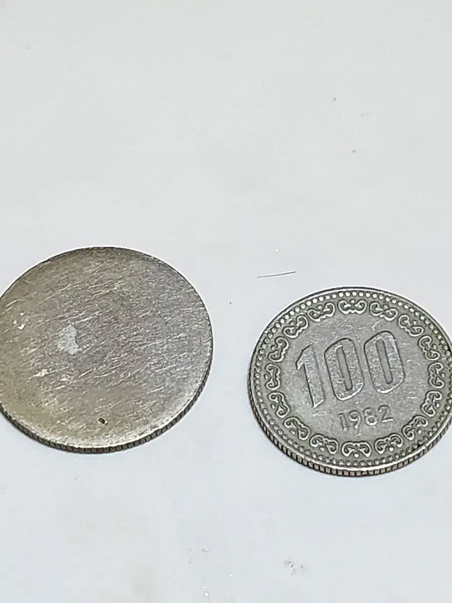 1982년 100원 동전과 뒷면이 없는 500원 팝니다