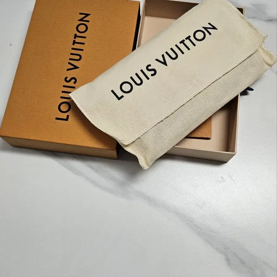 루이비통[Louis Vuitton] 브라짜 월릿 장지갑 M81596