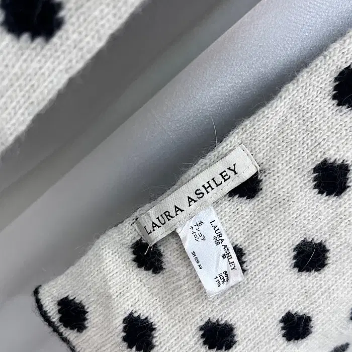 LAURA ASHLEY wool muffler