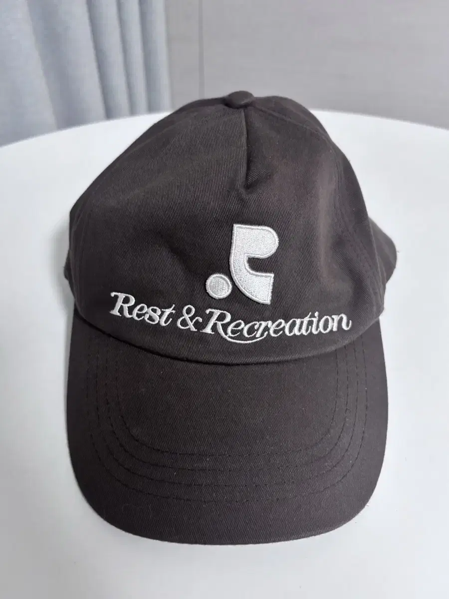 Rest&recreation 모자