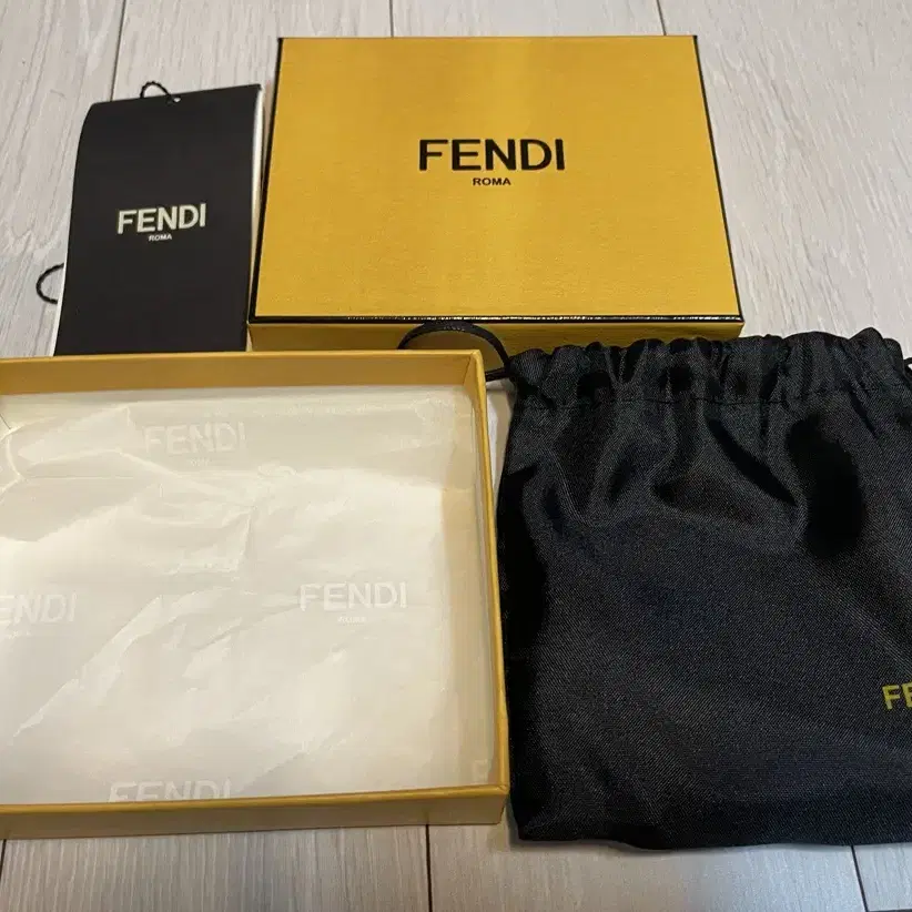 [FENDI]펜디 케이스 박스(파우치포함)판매 합니다