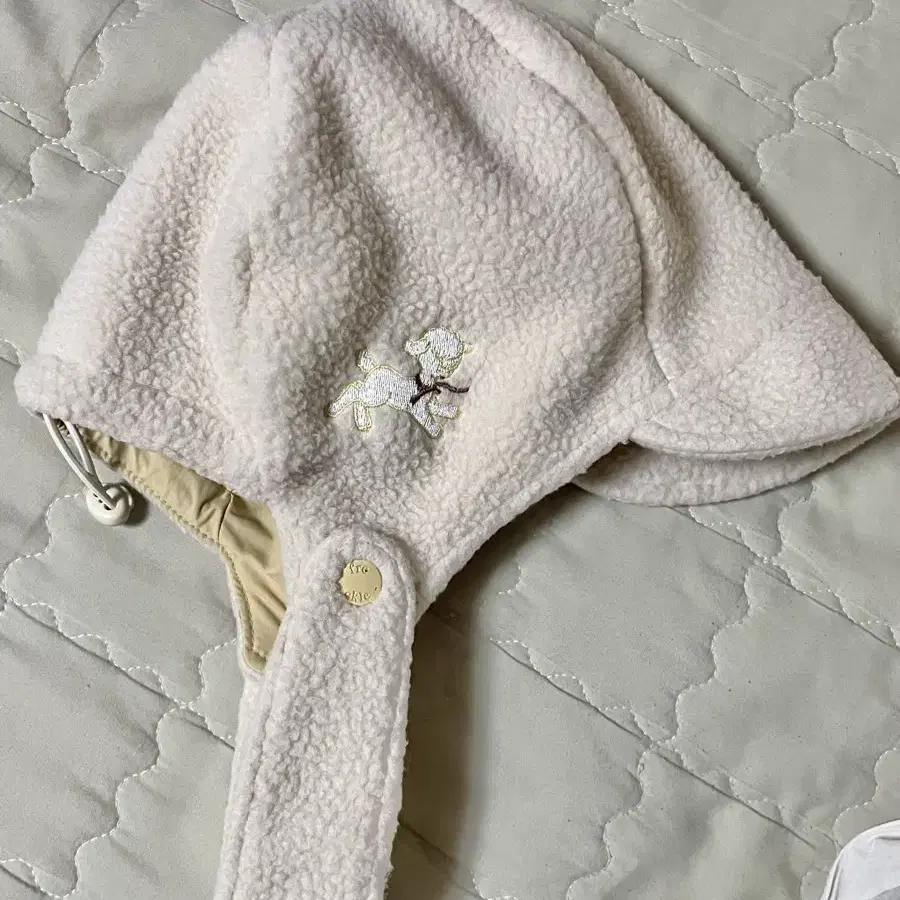 프레클 fleece earmuff cap in ivory