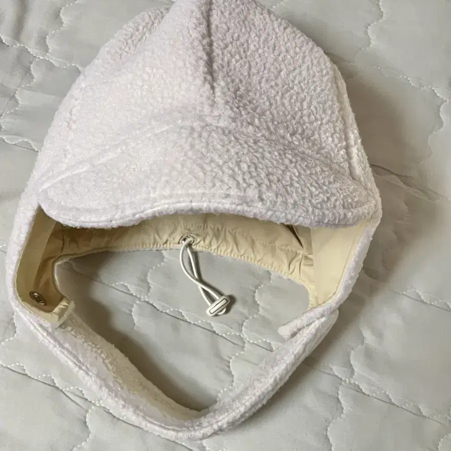 프레클 fleece earmuff cap in ivory