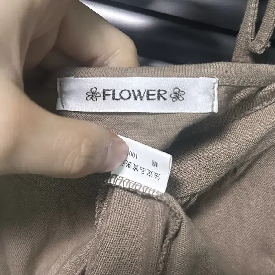 FLOWER 카멜 브라운 연갈색 베이지 끈 나시 디테일 슬리브리스 민소매