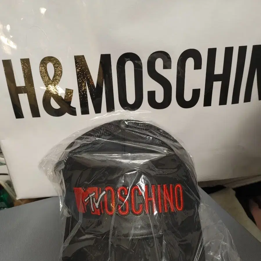 H&MOSCHINO 레더 볼캡