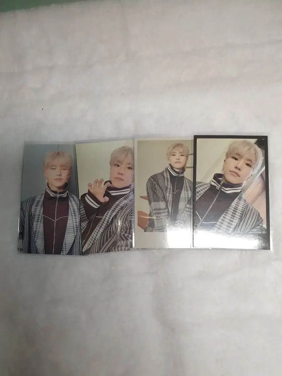 Seventeen hoshi md sells photocards.