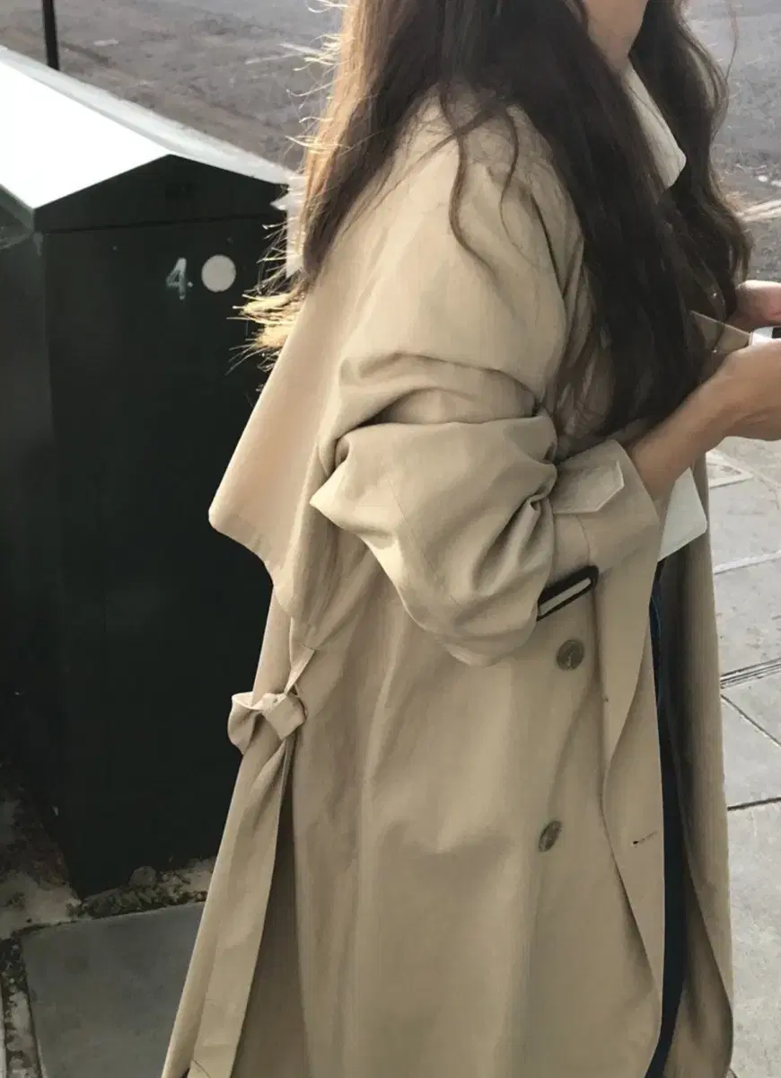 프레디 하이모어 y 엠마 로버츠, 검은 상판에 두 웃는 여자와 여자, png | PNGEgg, image size:870x1200