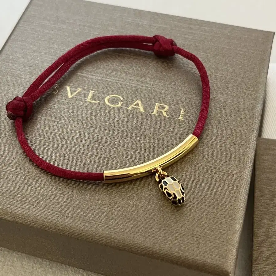 BVLGARI     불가리   뱀띠 해 붉은 밧줄