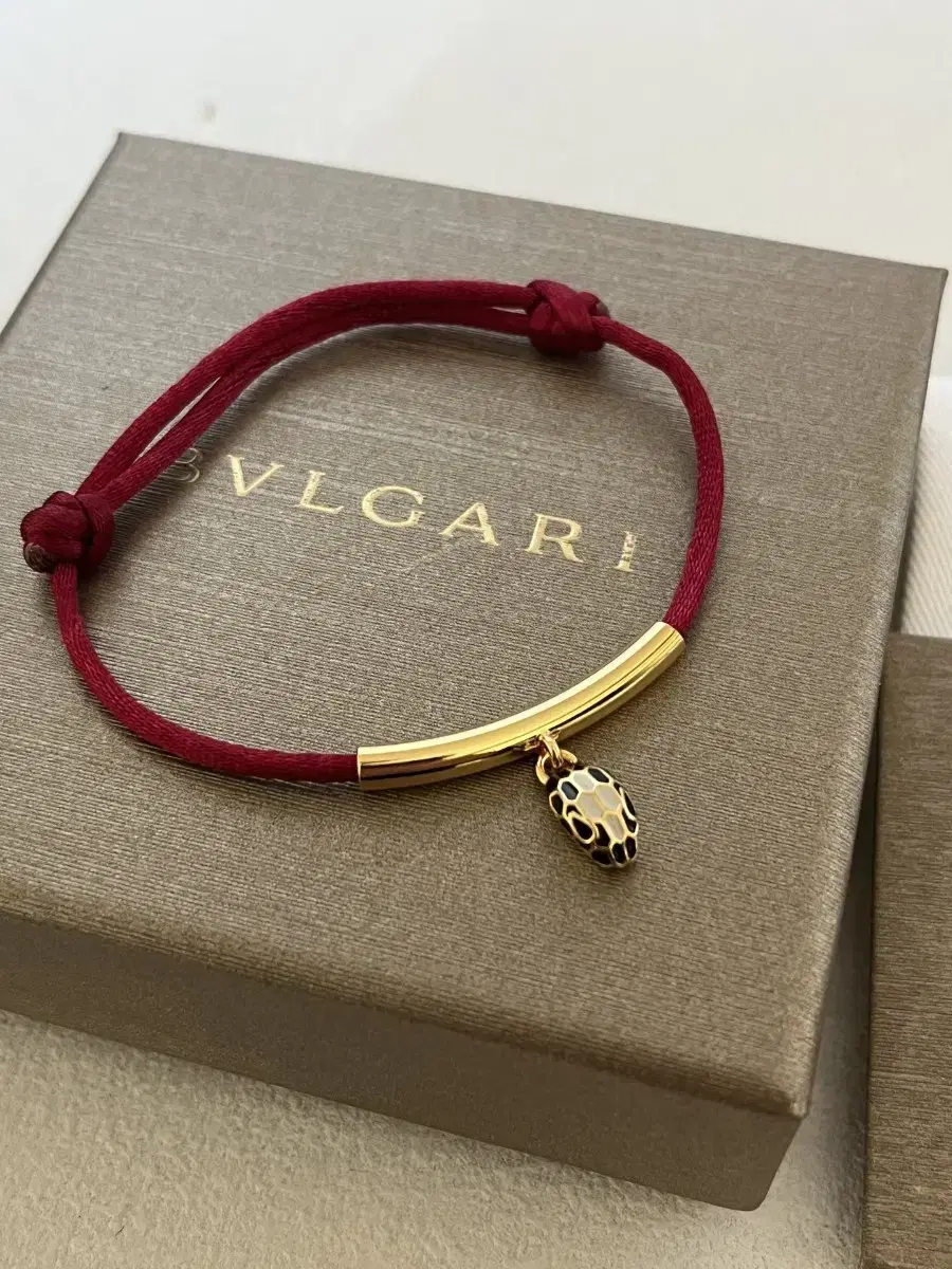 BVLGARI     불가리   뱀띠 해 붉은 밧줄