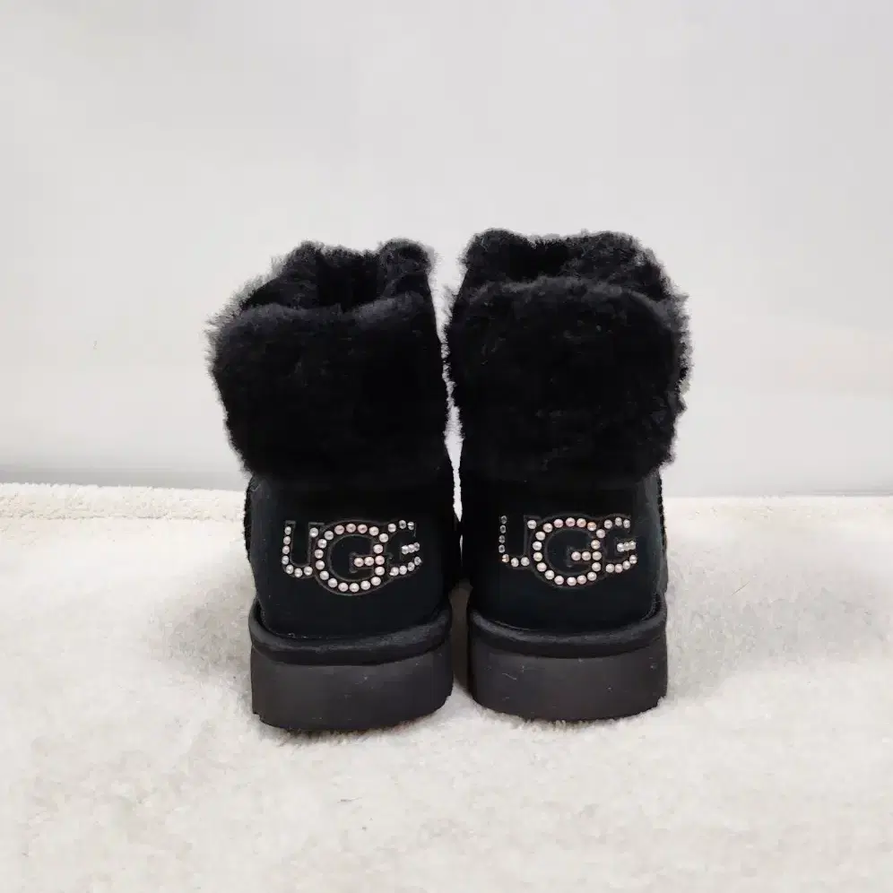 정품 미국 UGG 큐빅로고 숏7