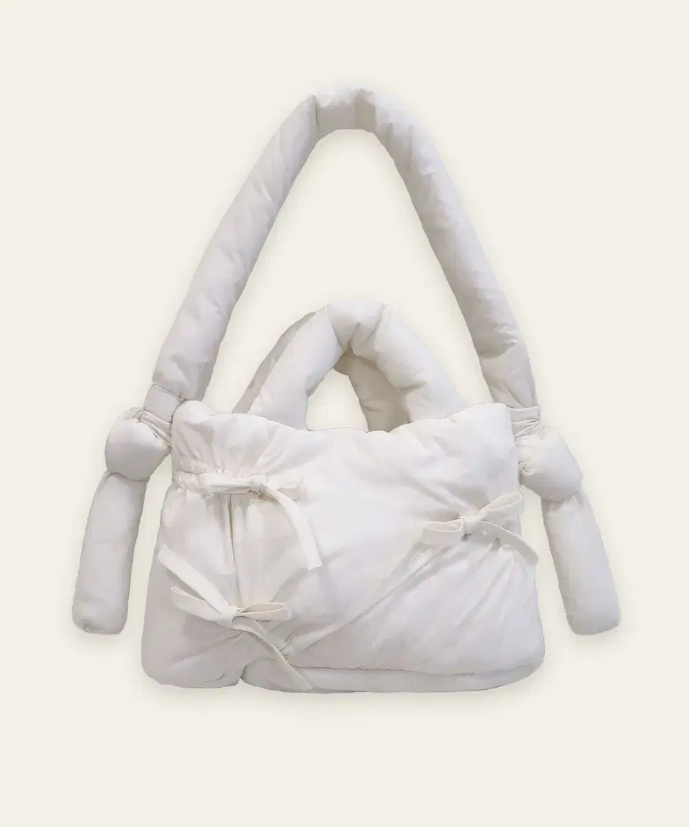 시눈 SMORE PADDING BAG (OFF WHITE)