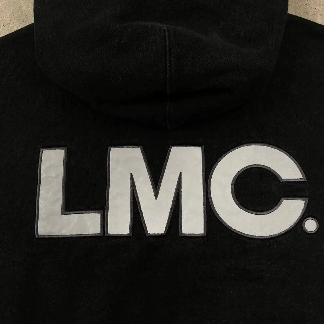 LMC 로고 블랙 후드티