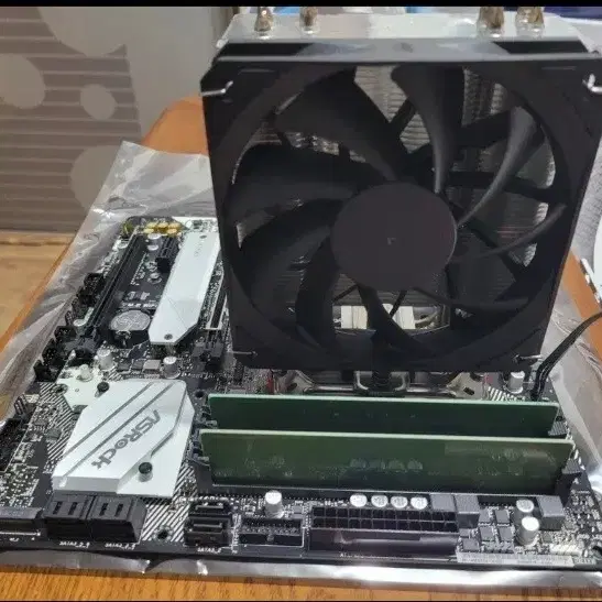 AMD 라데온 5700X3D  애즈락 B550m pro4  삼성 16기가