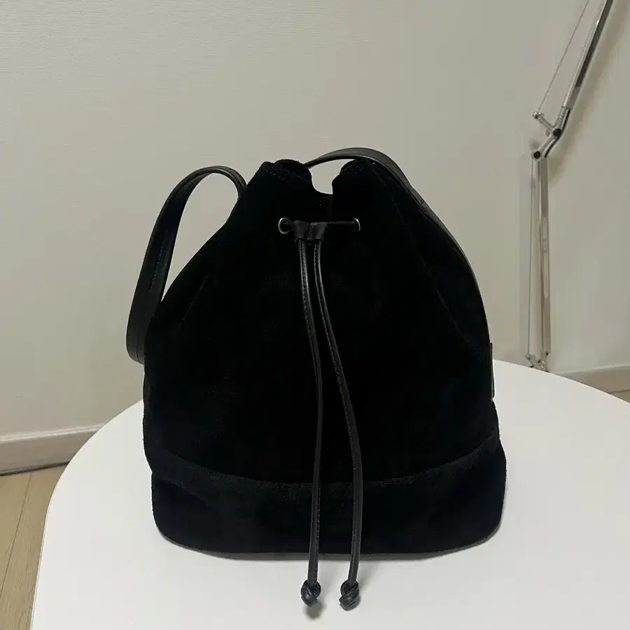 낫띵리튼 suede bucket bag