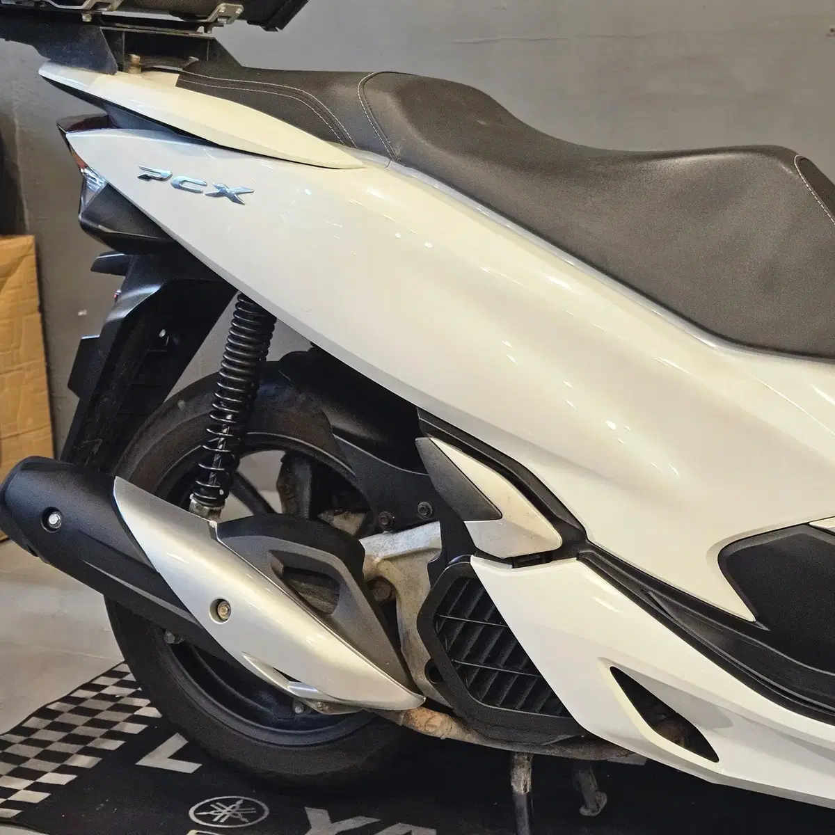 부산 PCX125 20년식 1만키로대 화이트 중고 판매합니다.