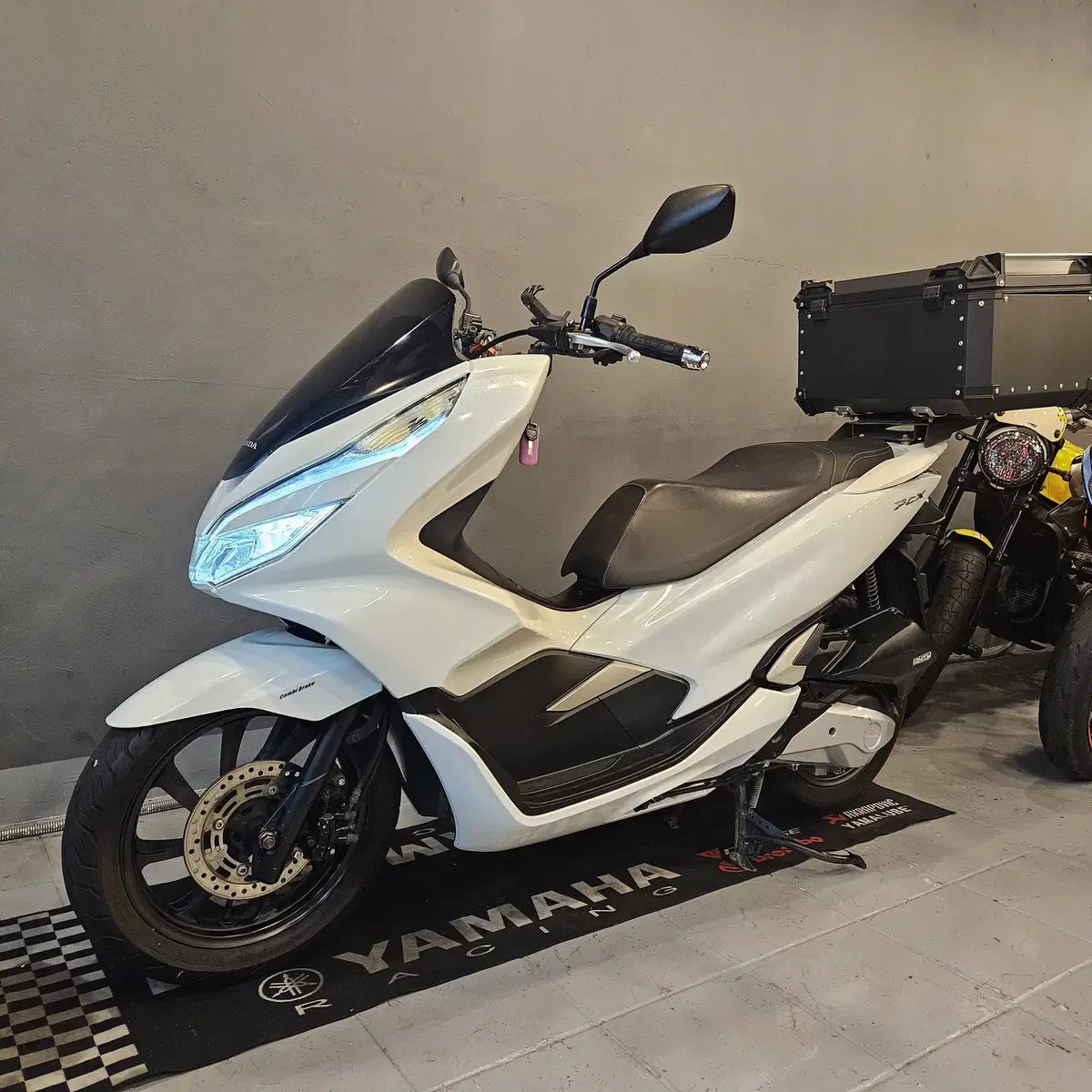 부산 PCX125 20년식 1만키로대 화이트 중고 판매합니다.