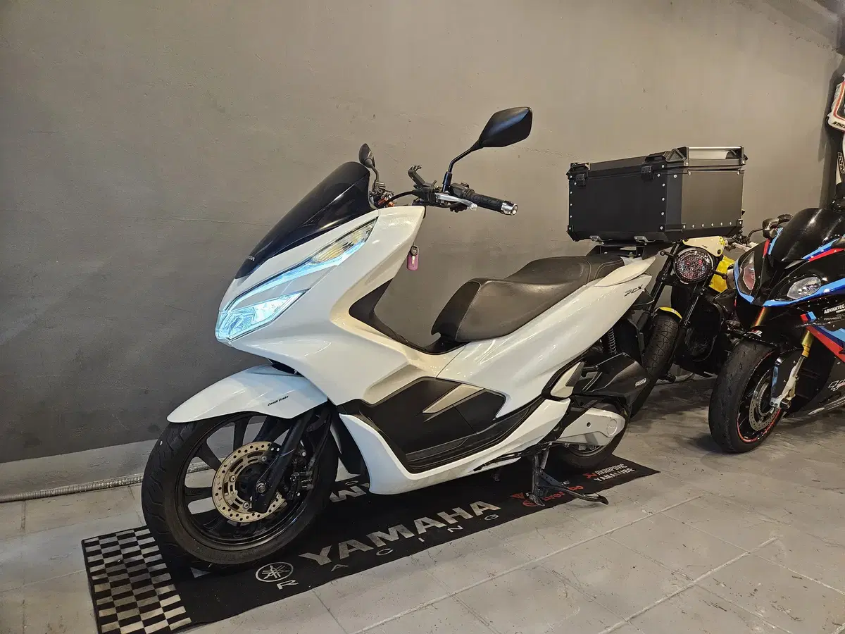 부산 PCX125 20년식 1만키로대 화이트 중고 판매합니다.