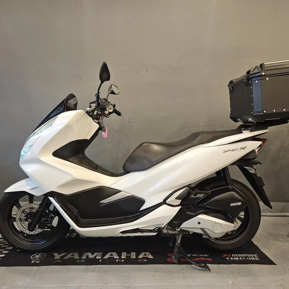 부산 PCX125 20년식 1만키로대 화이트 중고 판매합니다.