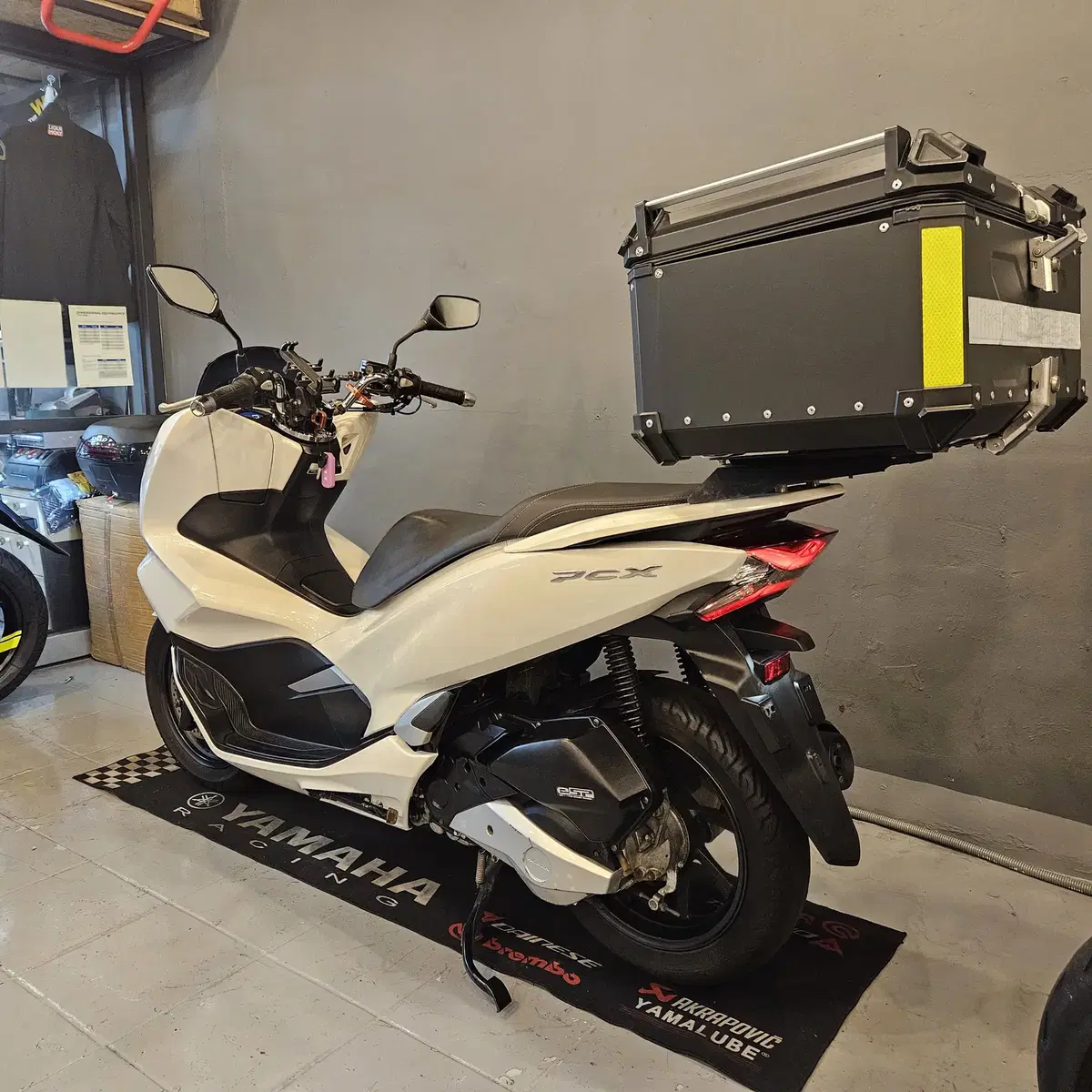 부산 PCX125 20년식 1만키로대 화이트 중고 판매합니다.