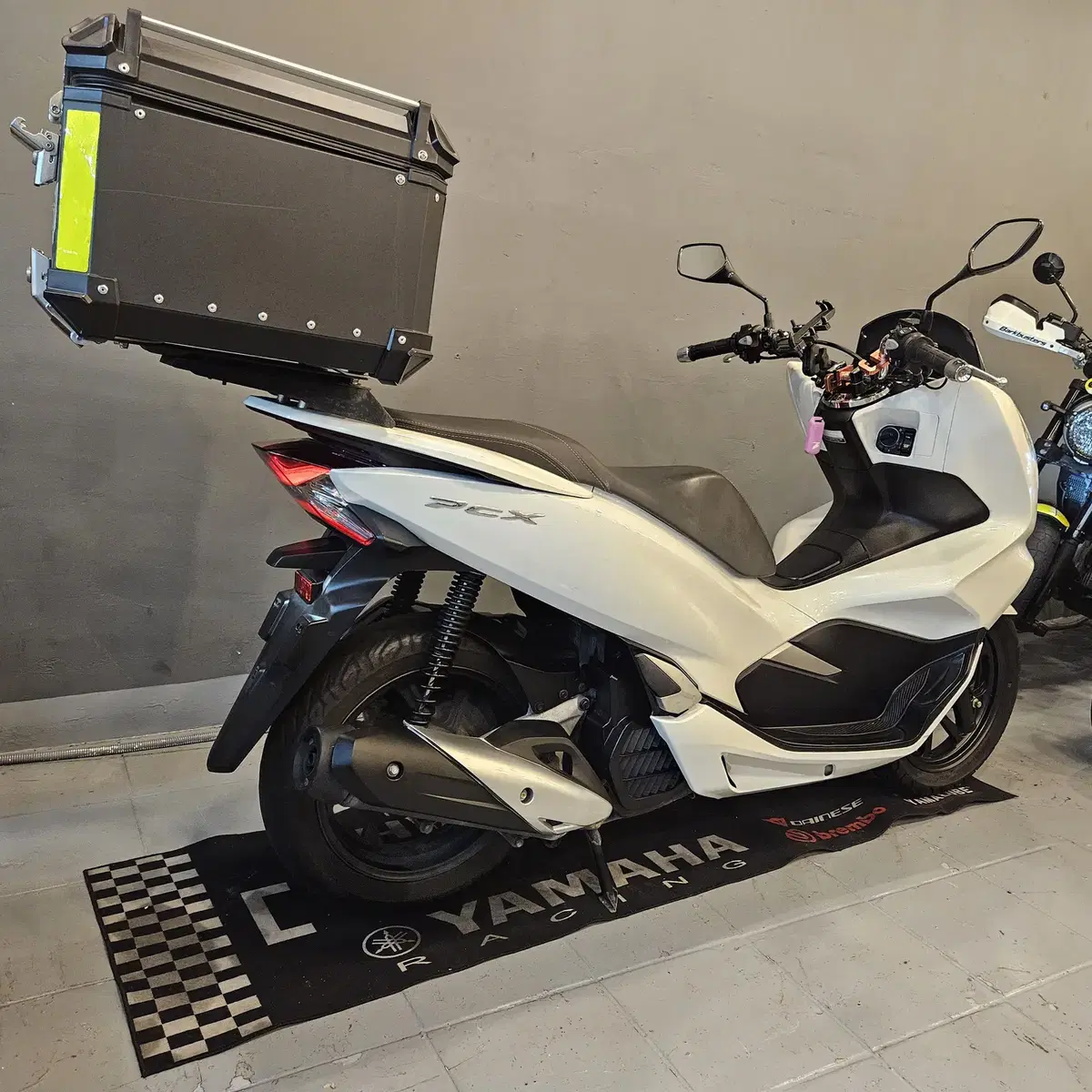 부산 PCX125 20년식 1만키로대 화이트 중고 판매합니다.