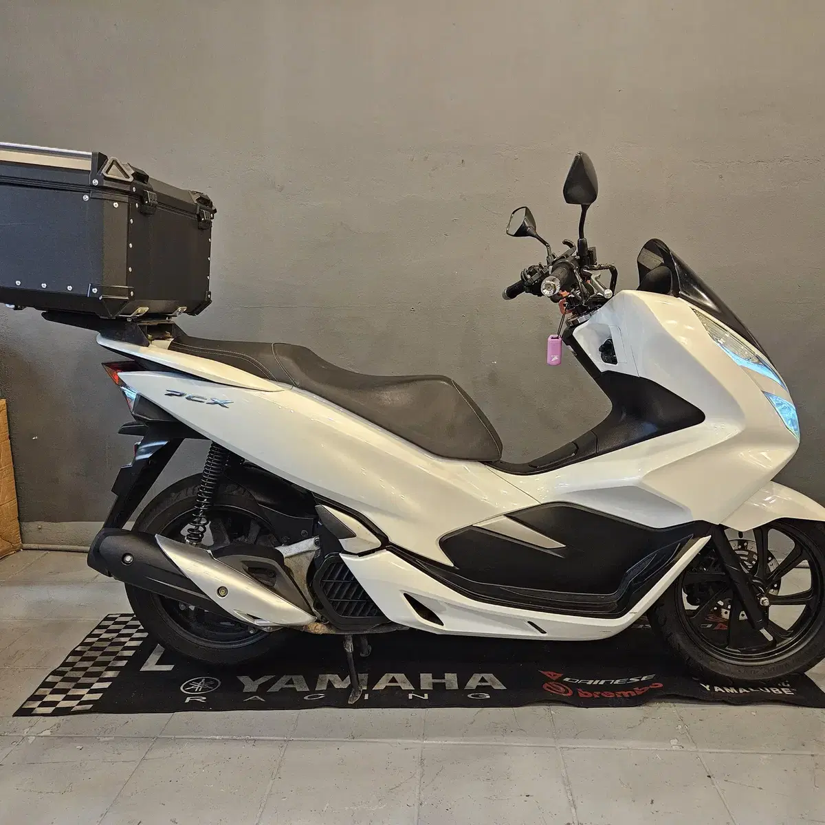 부산 PCX125 20년식 1만키로대 화이트 중고 판매합니다.