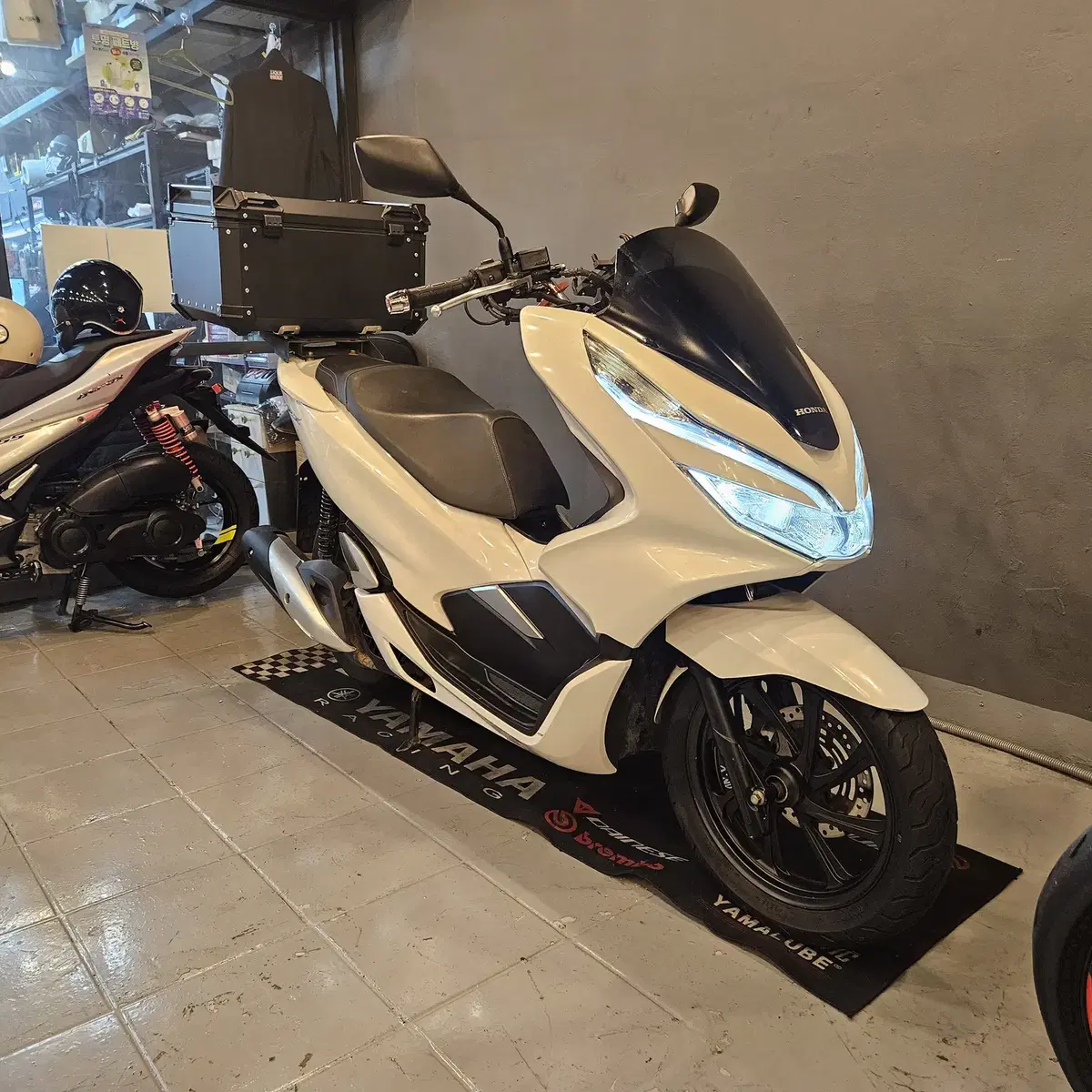 부산 PCX125 20년식 1만키로대 화이트 중고 판매합니다.