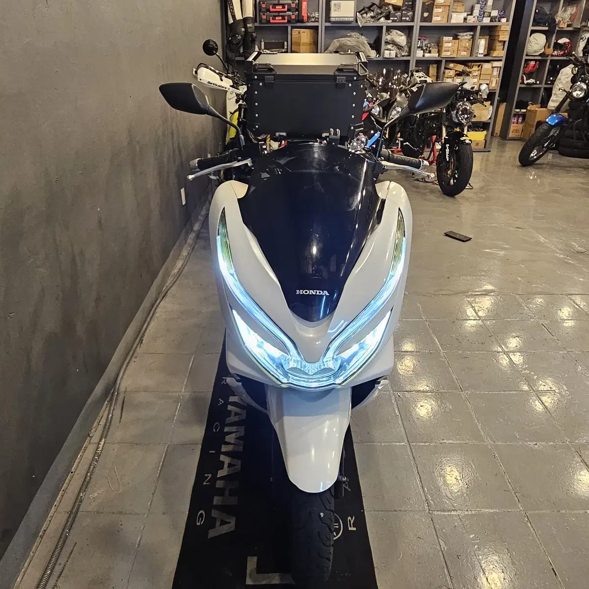 부산 PCX125 20년식 1만키로대 화이트 중고 판매합니다.