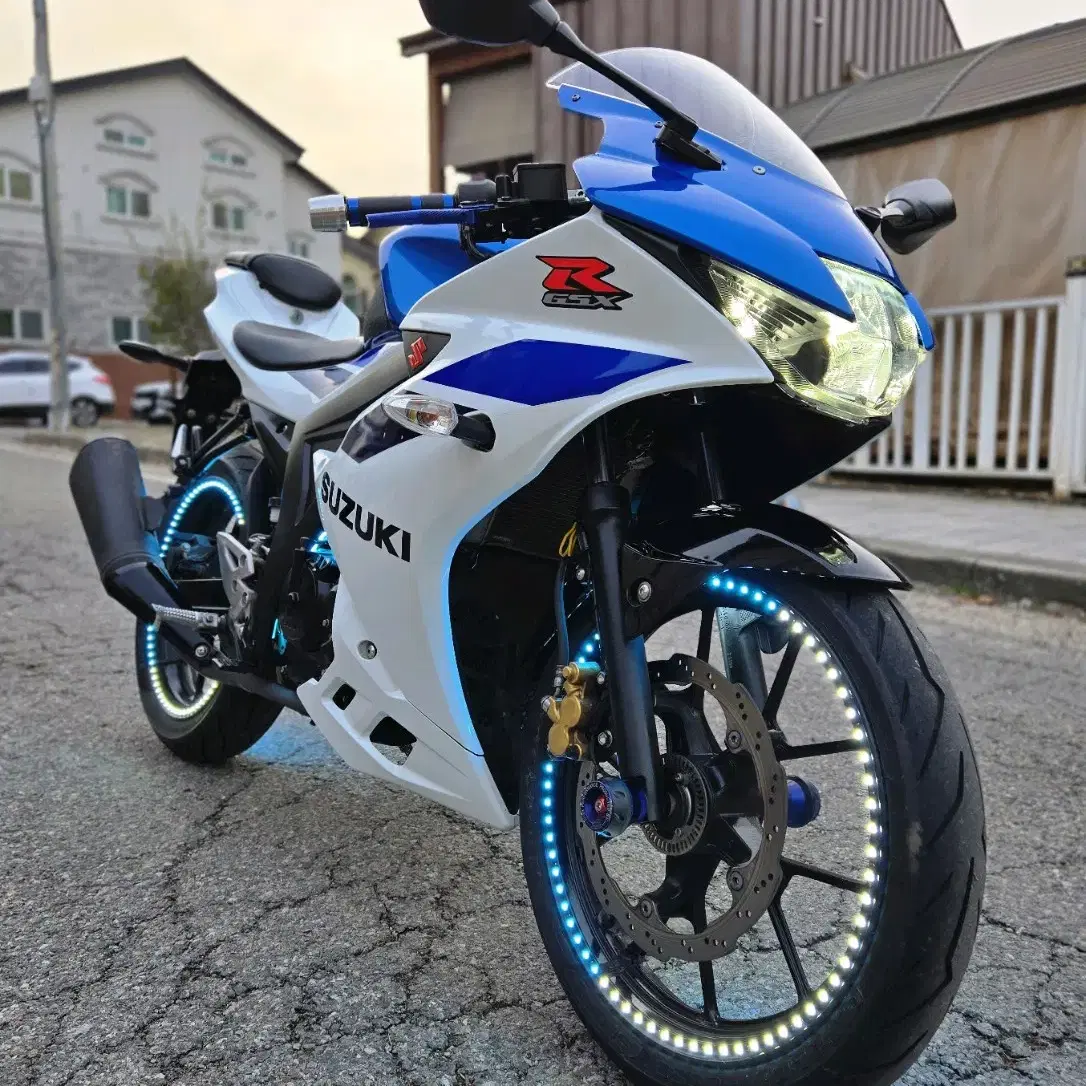 특가) 스즈키gsx-r125 21년식 튜닝잘된 바이크 판매합니다.