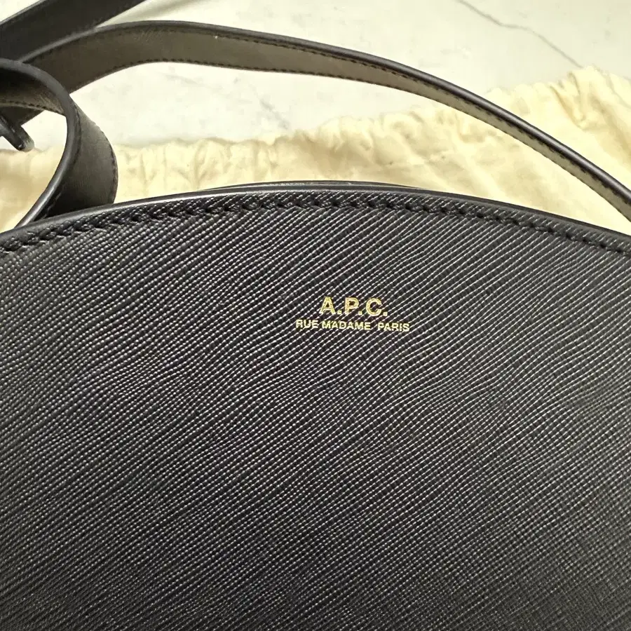 a.p.c 아페쎄 하프문백 사피아노