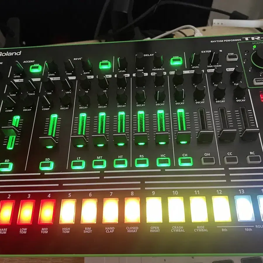 Roland tr -8 rhythm performer