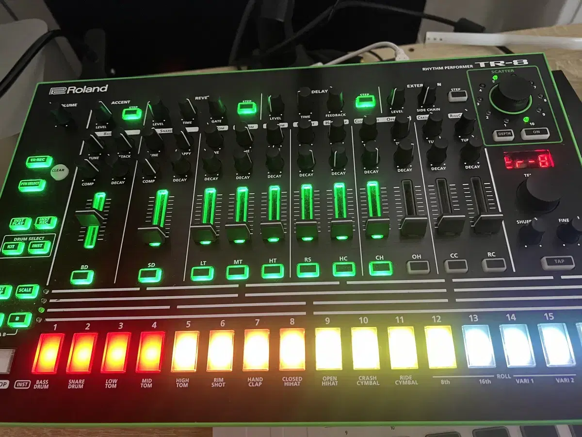 Roland tr -8 rhythm performer