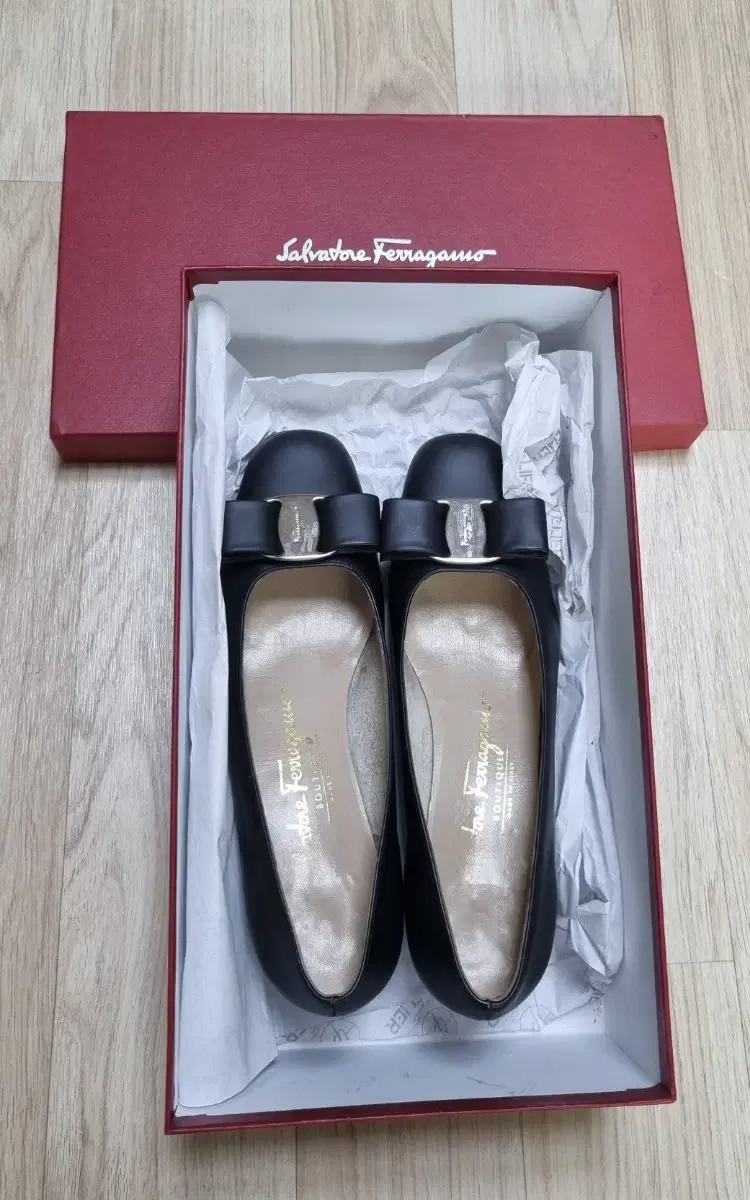 Ferragamo Baragudu 5 1/2C Genuine