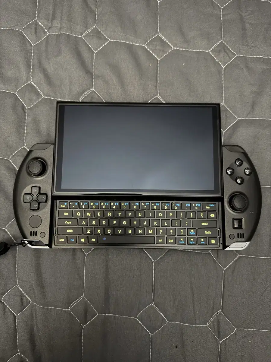 GPD Win 4 8840u 32G+2TB 팝니다