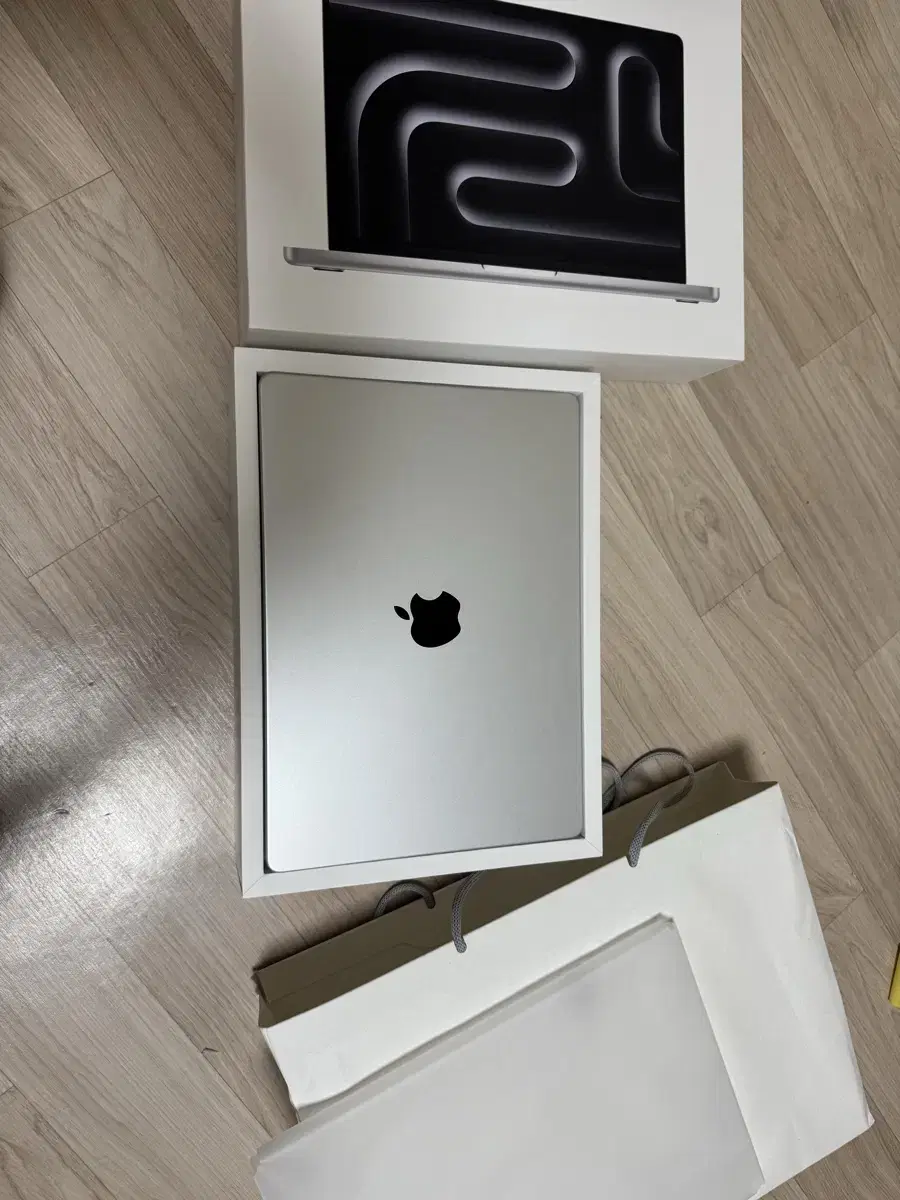 Apple 맥북 프로 m3 pro 14인치 실버 + 애플 매직키보드