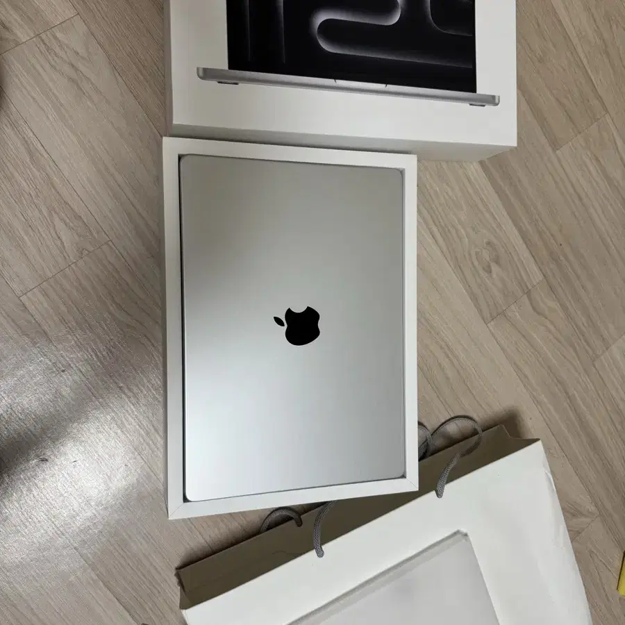 Apple 맥북 프로 m3 pro 14인치 실버 + 애플 매직키보드