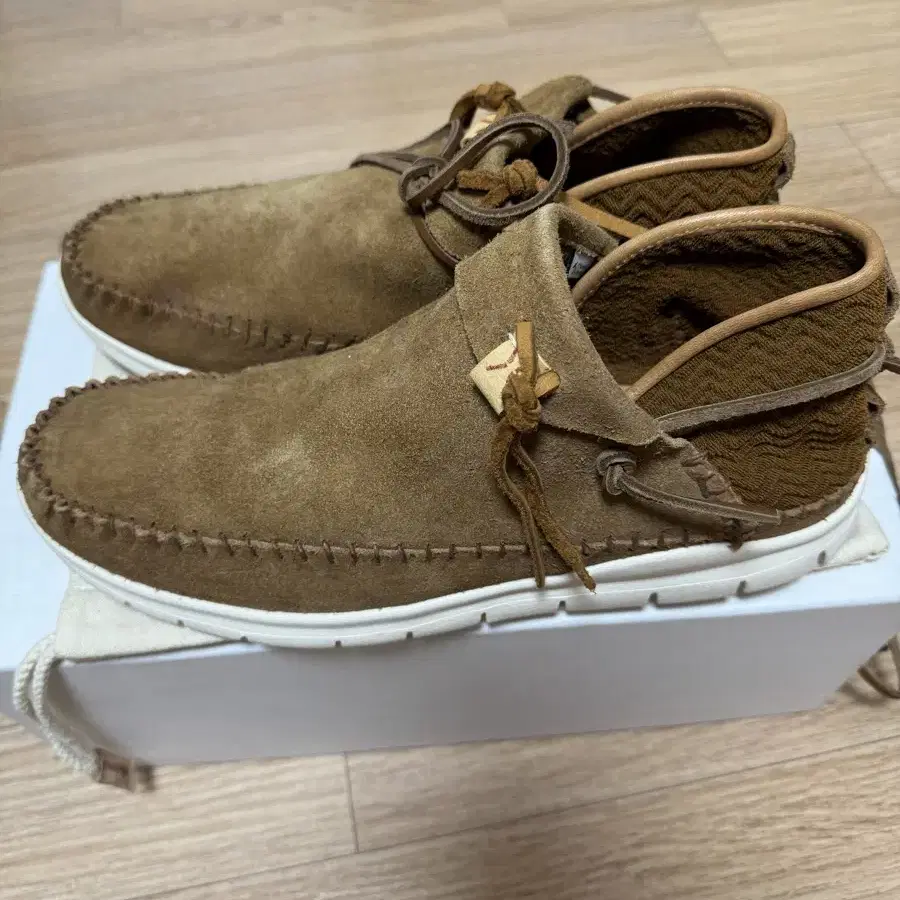 [US10] VISVIM UTE Moc Folk 카멜 비즈빔