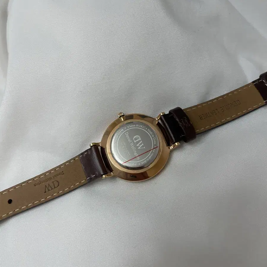 다니엘웰링턴 PETITE BRISTOL 브라운 레더 32mm