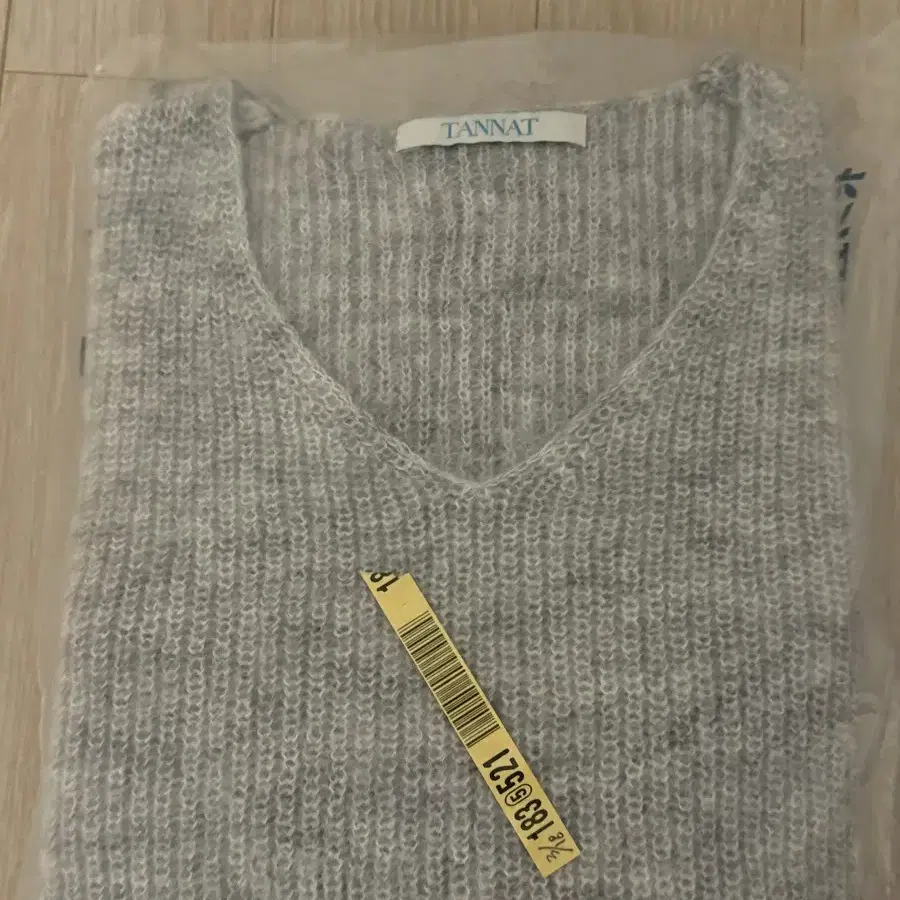 타낫 V-neck kid mohari knit 그레이