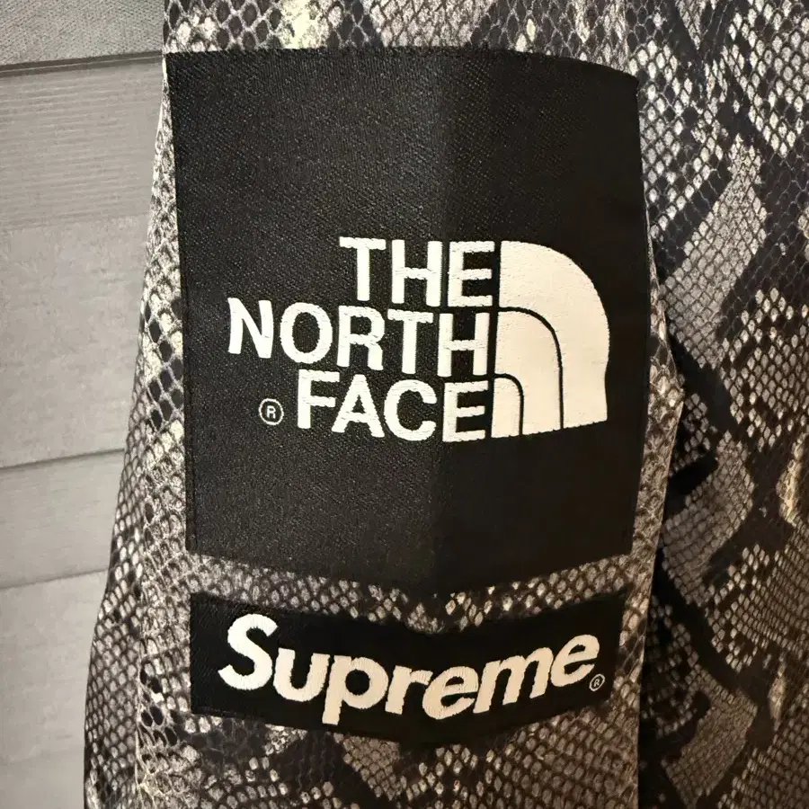 슈프림 노스페이스 Supreme North Face 스네이크스킨 코치자켓