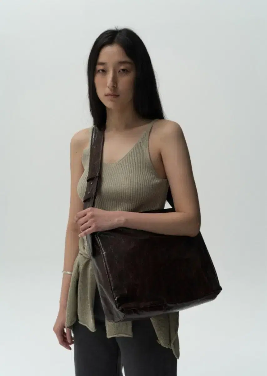 아모멘토 tyvek shoulder bag