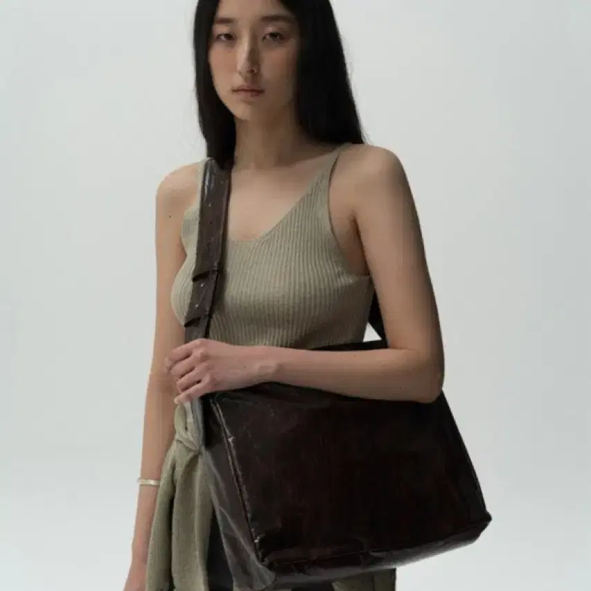 아모멘토 tyvek shoulder bag