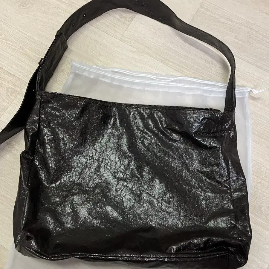 아모멘토 tyvek shoulder bag