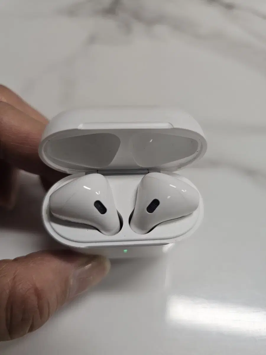 AirPods tweet